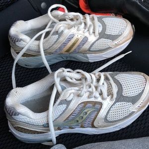 White Saucony size 6 shoes
